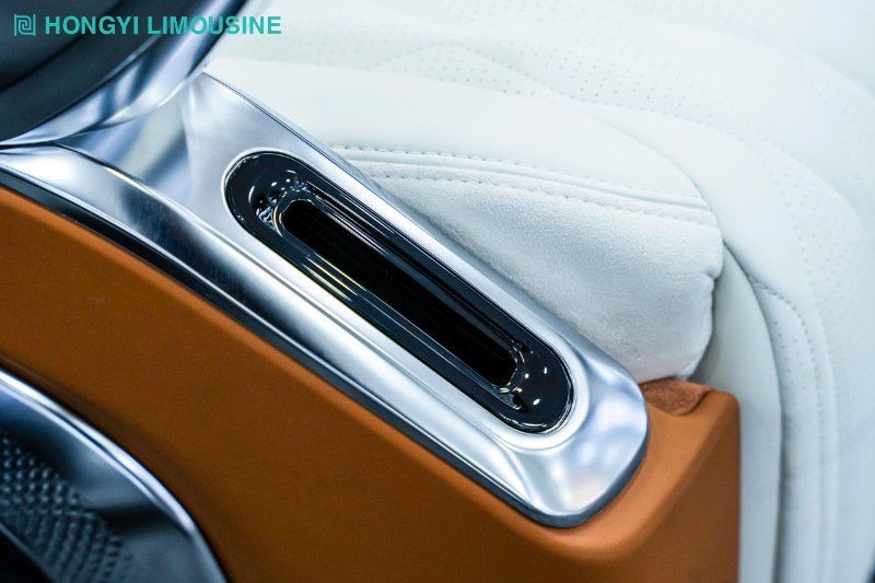 Ghế limousine 6.0 Pro Max trang bị sạc không dây