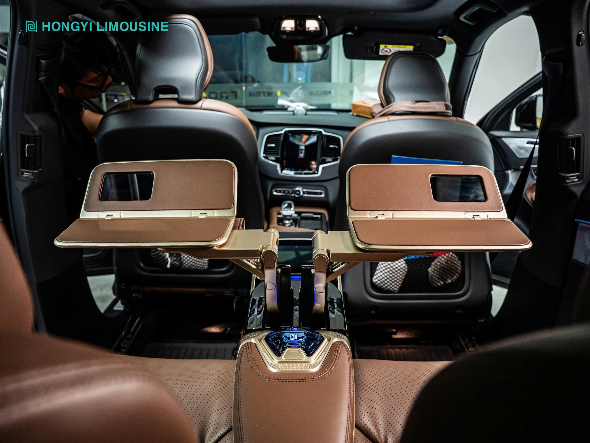 Bàn tích hợp gương gọn gàng trên ghế Hongyi SUV Throne 1.0