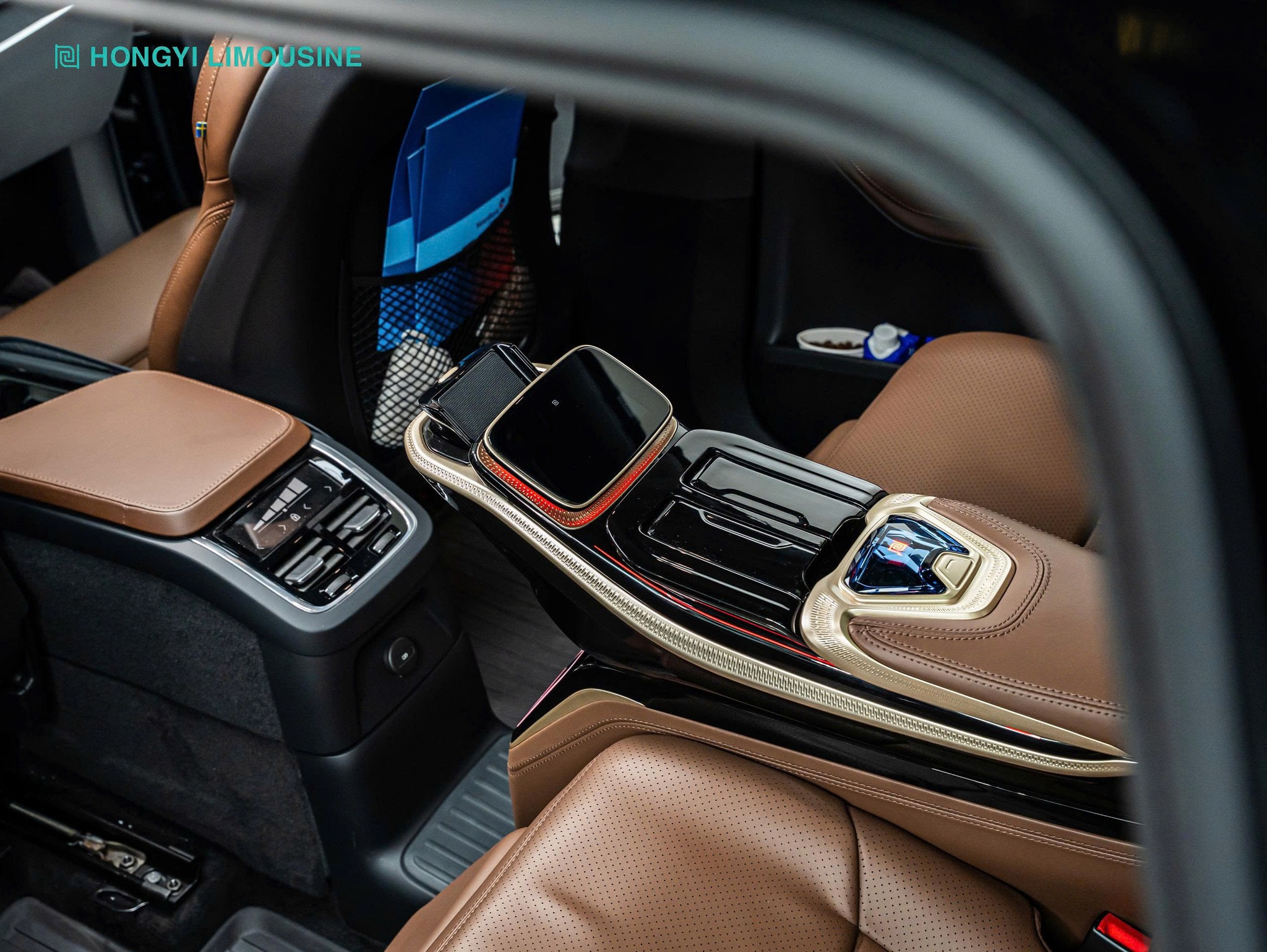 Hộp chứa đồ ẩn từ SUV Throne 1.0 điều chỉnh bằng điện