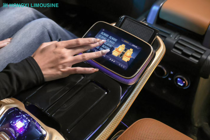 Màn hình cảm ứng trên ghế Hongyi SUV 1.0 thao tác nhanh chóng