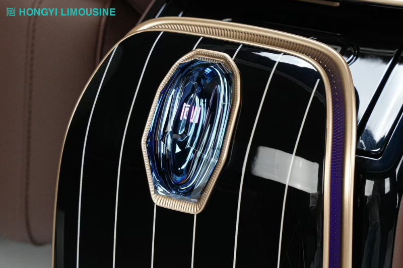 Ốp pha lê sọc dọc điểm nhấn trên ghế SUV Throne 3.0