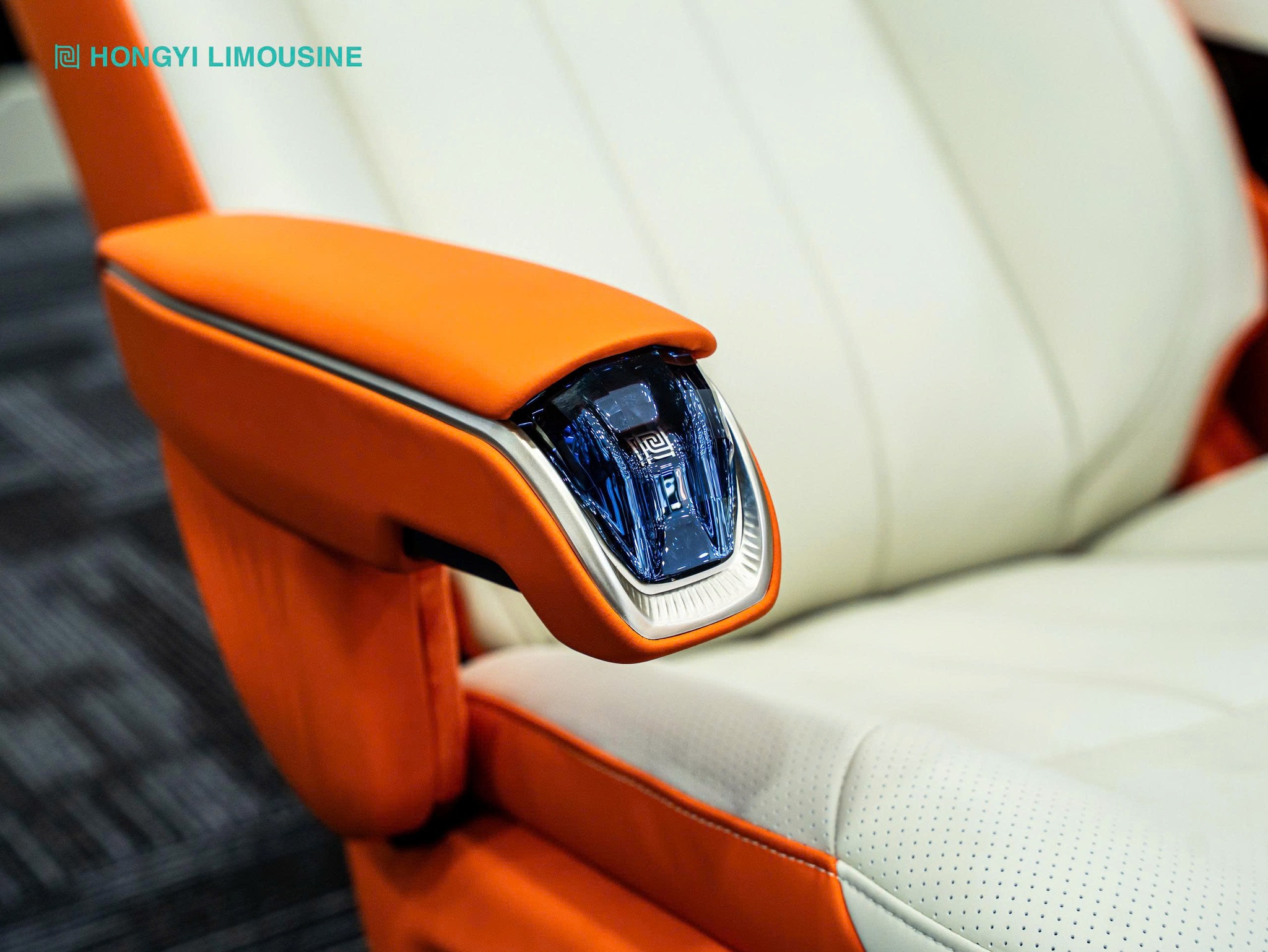 Thiết kế tay vịn pha lê Hongyi SUV Throne 1.0 là điểm nhấn riêng