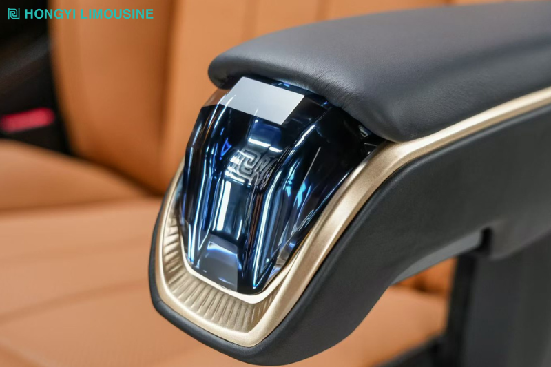 Thiết kế tay vịn pha lê Hongyi SUV Throne 1.0 là điểm nhấn riêng