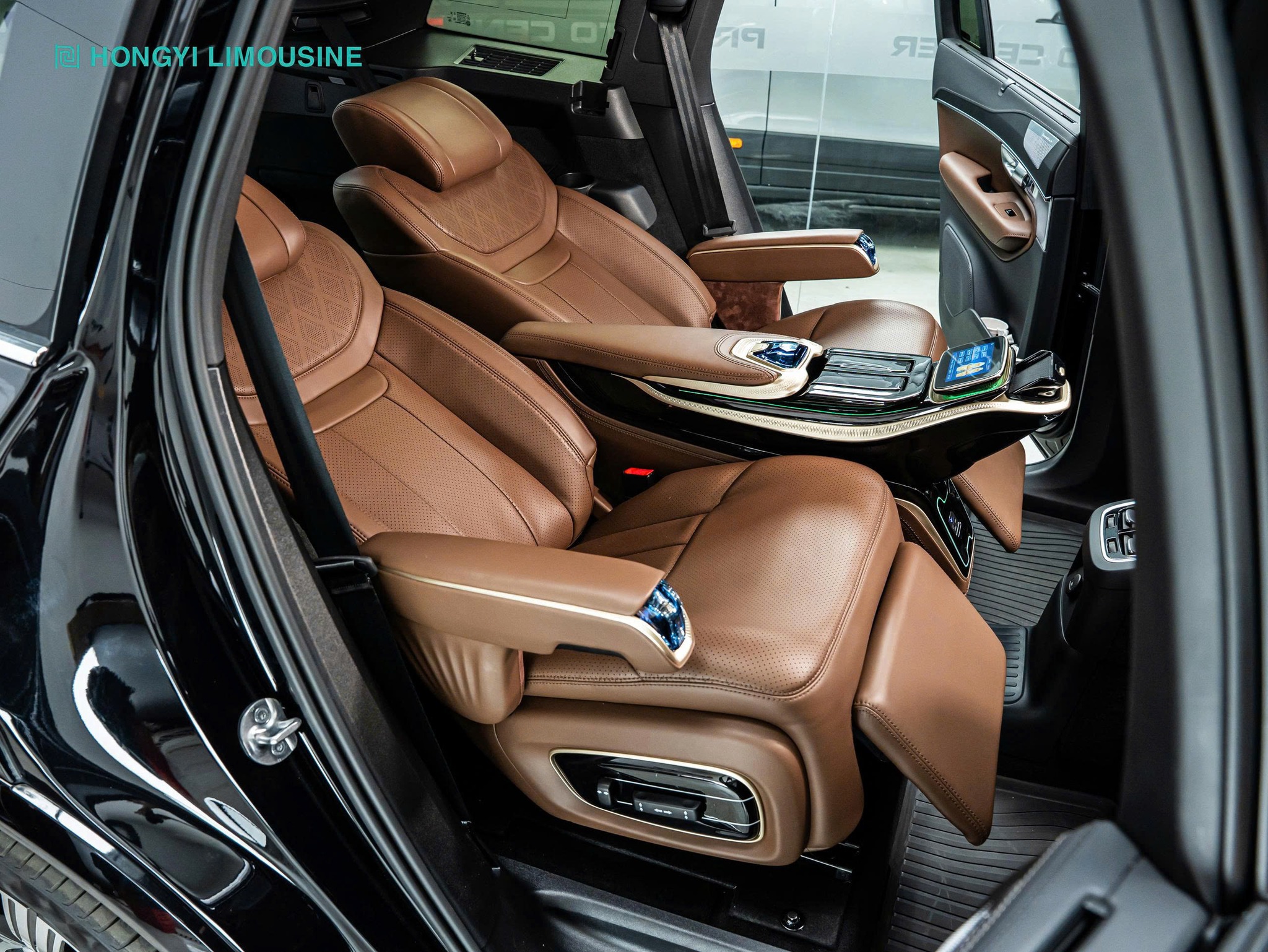 Tính năng không trọng lực được sở hữu bởi Hongyi SUV Throne 1.0
